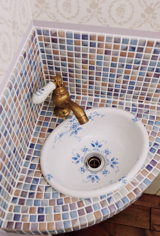 アートクラフト 【埼玉県】《地中海風》 リビング隣接のテラススペースでティータイムを楽しむスパニッシュスタイルの家の建築実例画像5