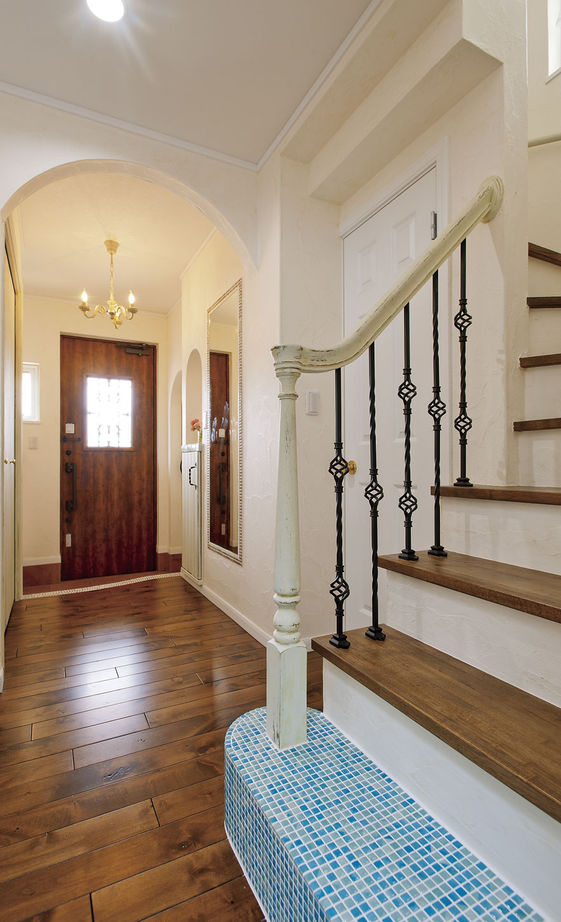 アートクラフト 【埼玉県】《地中海風》 リビング隣接のテラススペースでティータイムを楽しむスパニッシュスタイルの家の建築実例画像9