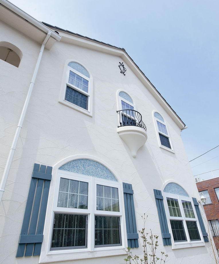 アートクラフト 【埼玉県】《地中海風》 リビング隣接のテラススペースでティータイムを楽しむスパニッシュスタイルの家の建築実例画像10