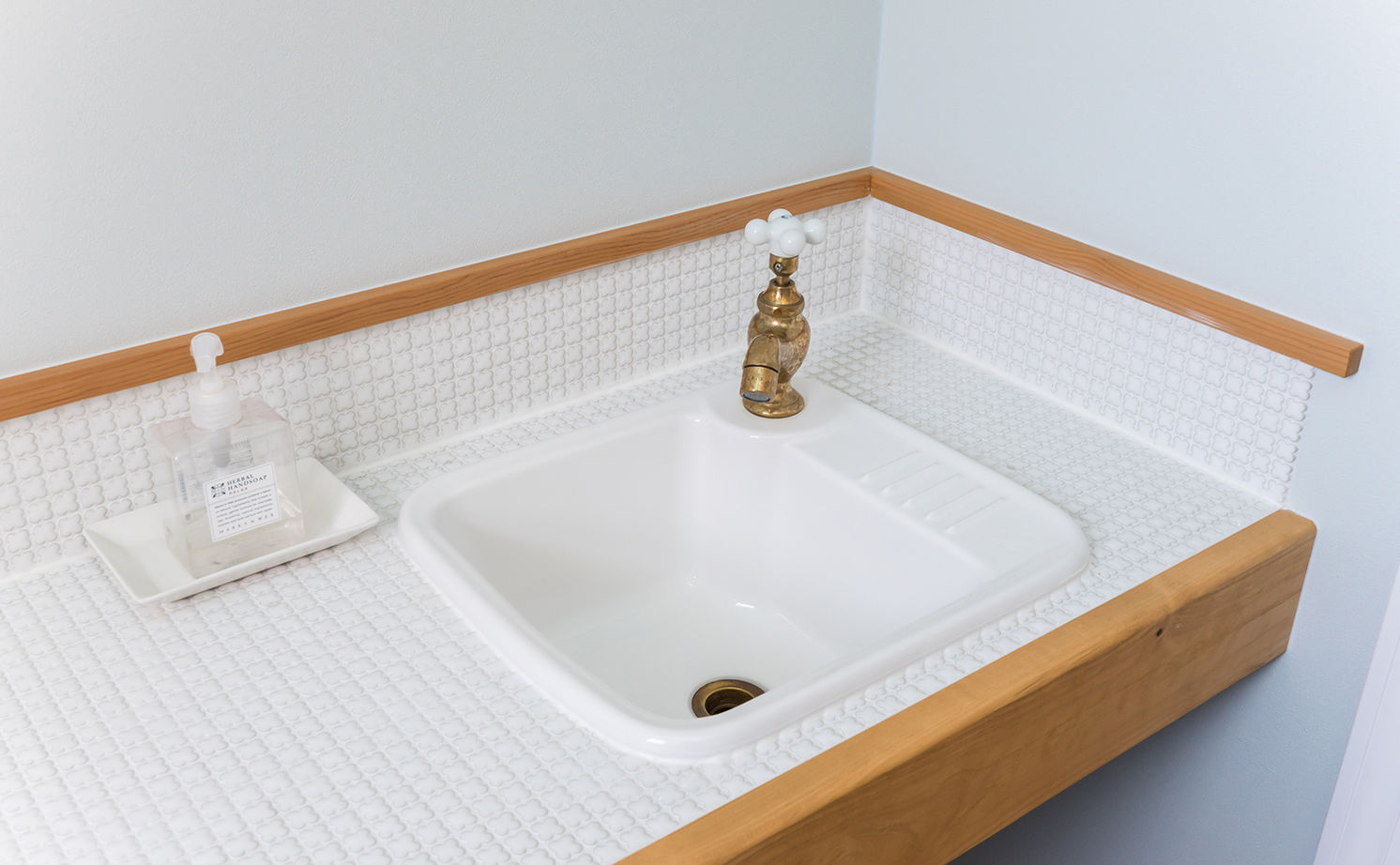 アートクラフト 【2000～2500万円/埼玉県】《カリフォルニアスタイル》 お庭とつながるカバードポーチでBBQが楽しめる家の建築実例画像13