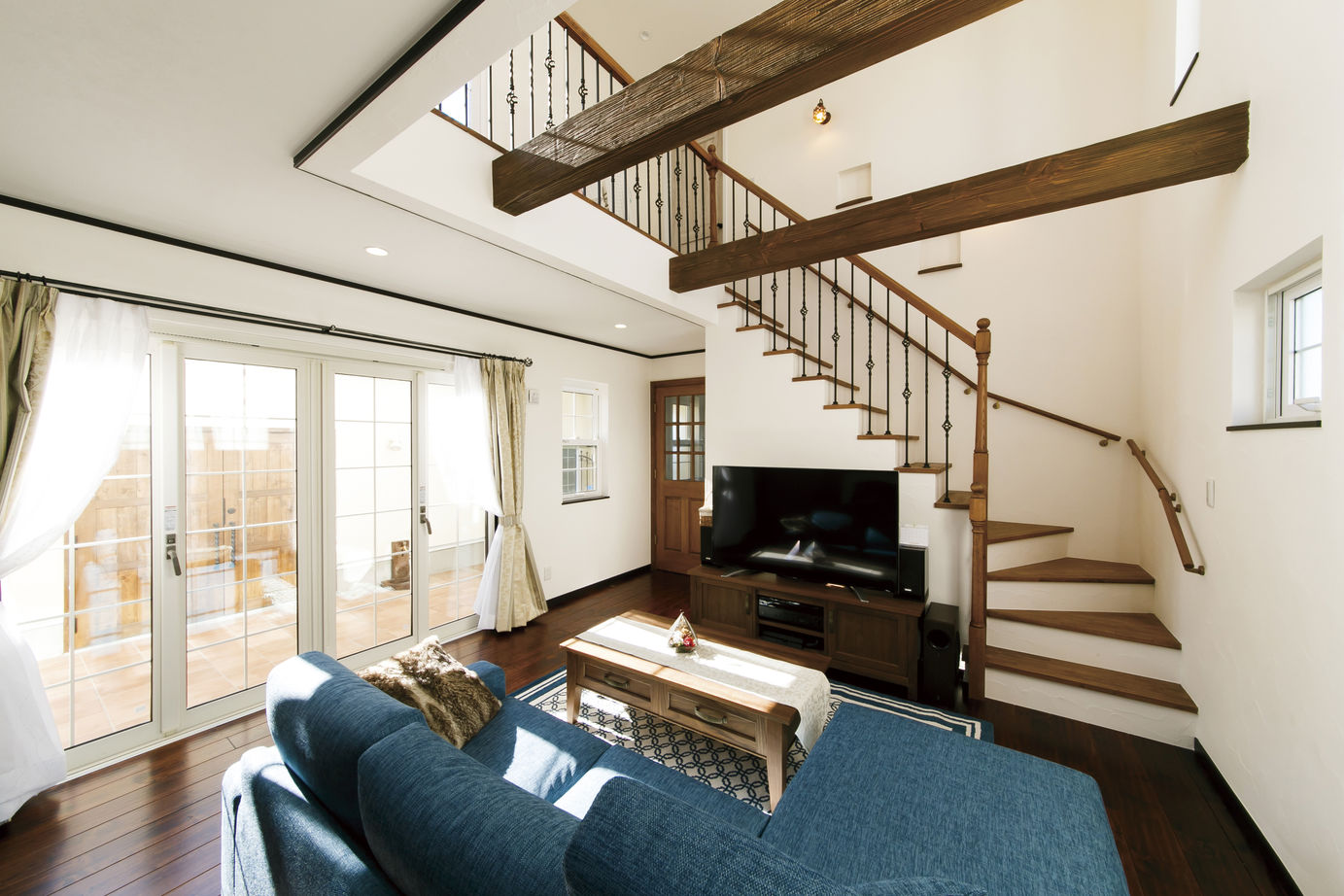 アートクラフト 【3000～3500万円/40坪台/埼玉県】《欧風アンティーク》自由に描く ビルトインガレージと中庭のある家の建築実例画像2