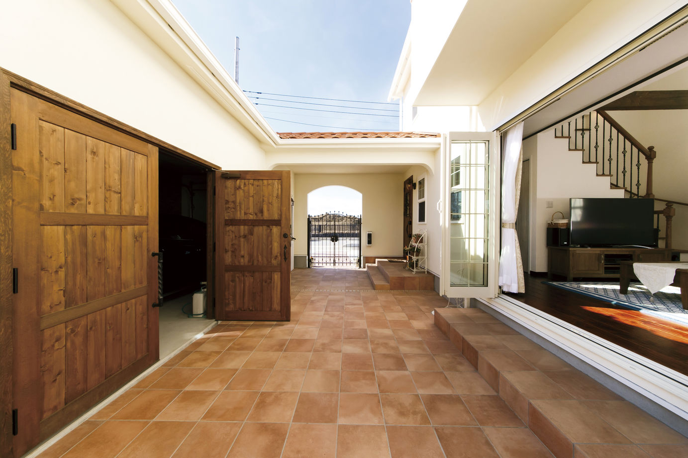 アートクラフト 【3000～3500万円/40坪台/埼玉県】《欧風アンティーク》自由に描く ビルトインガレージと中庭のある家の建築実例画像5