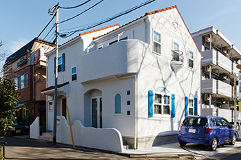 アートクラフト 【2000～2500万円/30坪台/埼玉県】《南欧スタイル》爽やかなブルー×ホワイト。無垢の質感も落ち着いた家の建築実例画像2