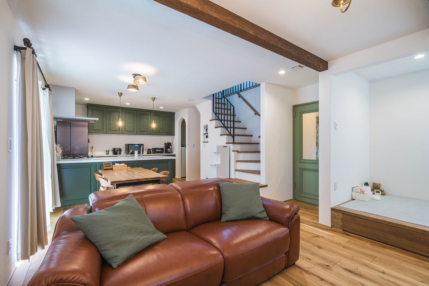 アートクラフト アーリーアメリカンテイストが楽しい、グリーン×さんかく屋根の家の建築実例画像2