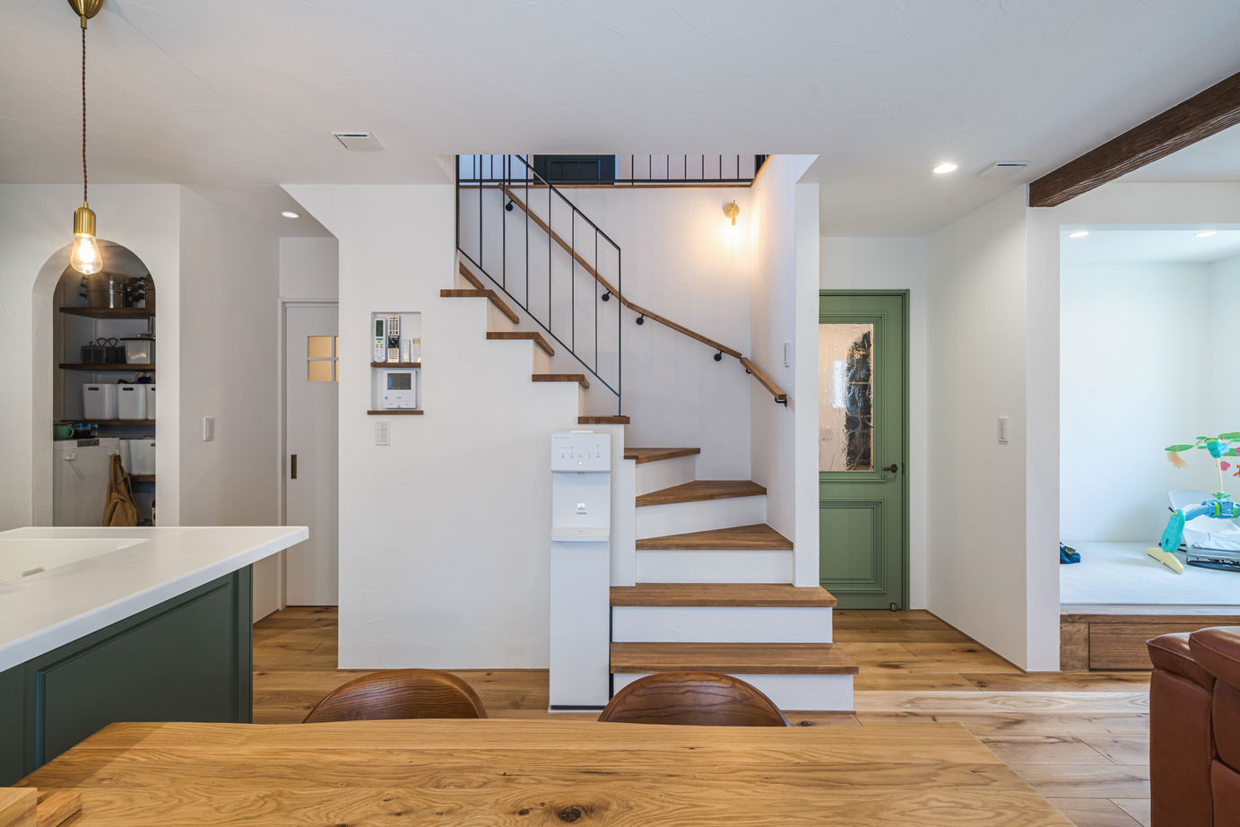 アートクラフト アーリーアメリカンテイストが楽しい、グリーン×さんかく屋根の家の建築実例画像4