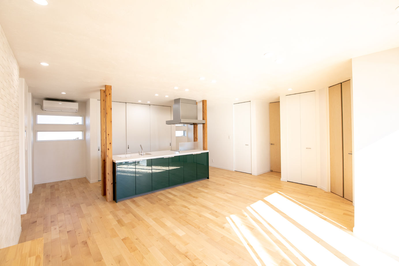 SAMATA 【平屋/2,800万円/32.1坪/間取り図あり】自然素材をふんだんに使った、アイランドキッチンのあるナチュラルモダンの家の建築実例画像2