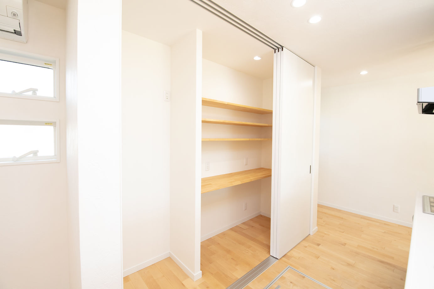 SAMATA 【平屋/2,800万円/32.1坪/間取り図あり】自然素材をふんだんに使った、アイランドキッチンのあるナチュラルモダンの家の建築実例画像4