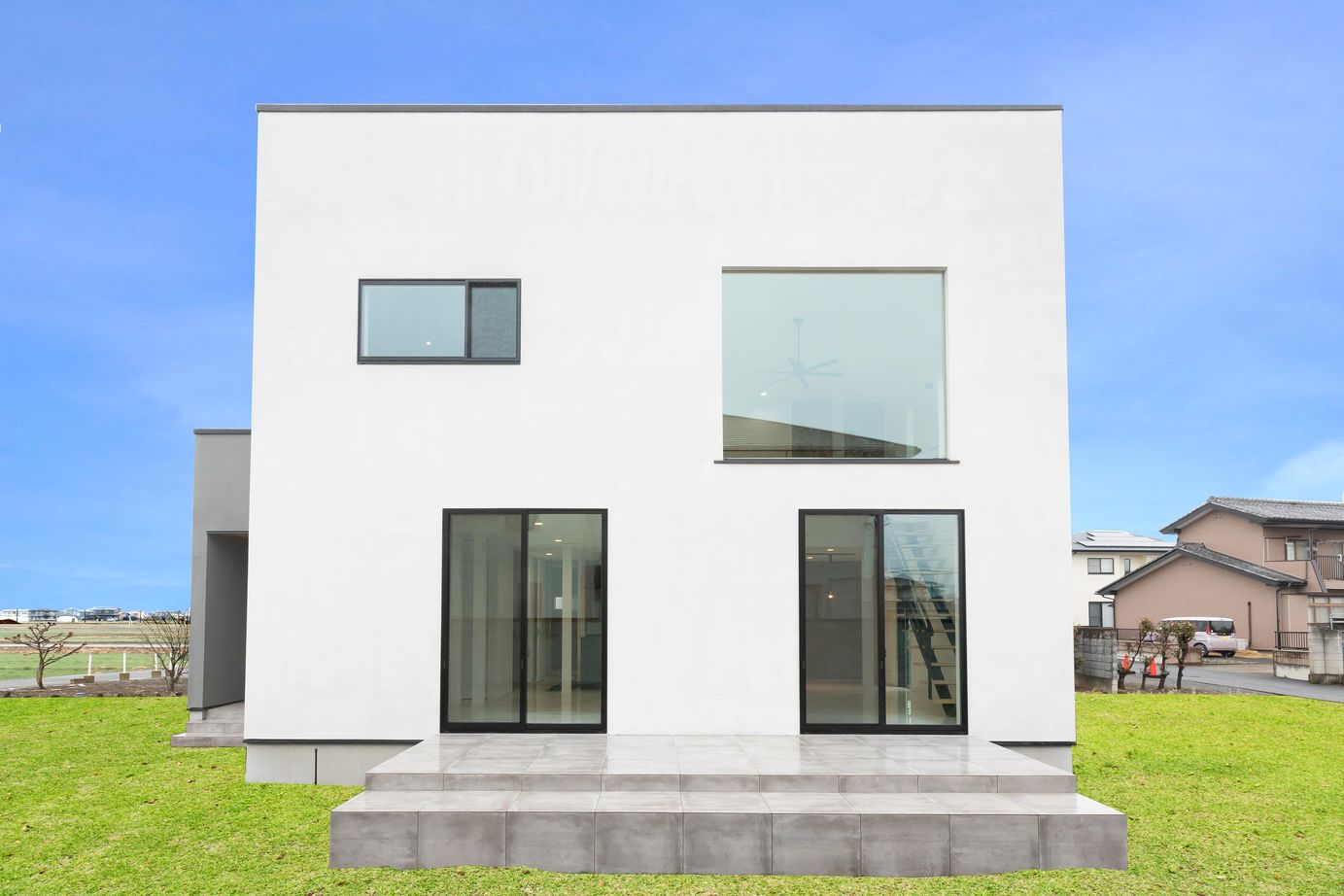 SAMATA 【2650万円/36.3坪/間取り図あり】吹き抜けから光が降り注ぐリゾートを彷彿させる家の建築実例画像1