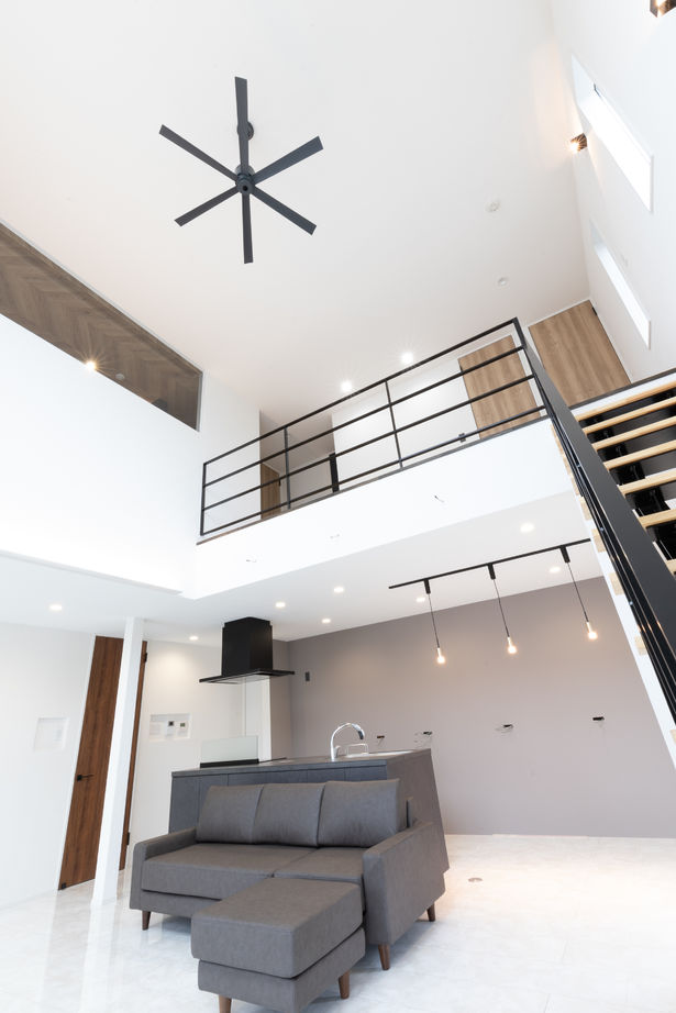 SAMATA 【2650万円/36.3坪/間取り図あり】吹き抜けから光が降り注ぐリゾートを彷彿させる家の建築実例画像2