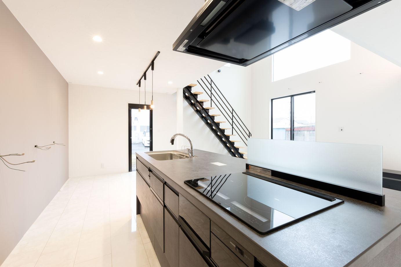 SAMATA 【2650万円/36.3坪/間取り図あり】吹き抜けから光が降り注ぐリゾートを彷彿させる家の建築実例画像3