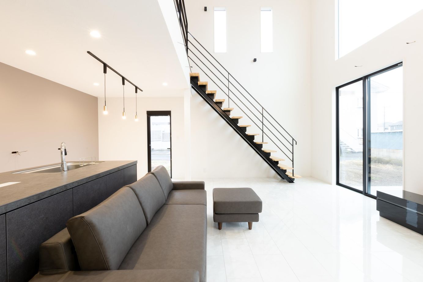 SAMATA 【2650万円/36.3坪/間取り図あり】吹き抜けから光が降り注ぐリゾートを彷彿させる家の建築実例画像4