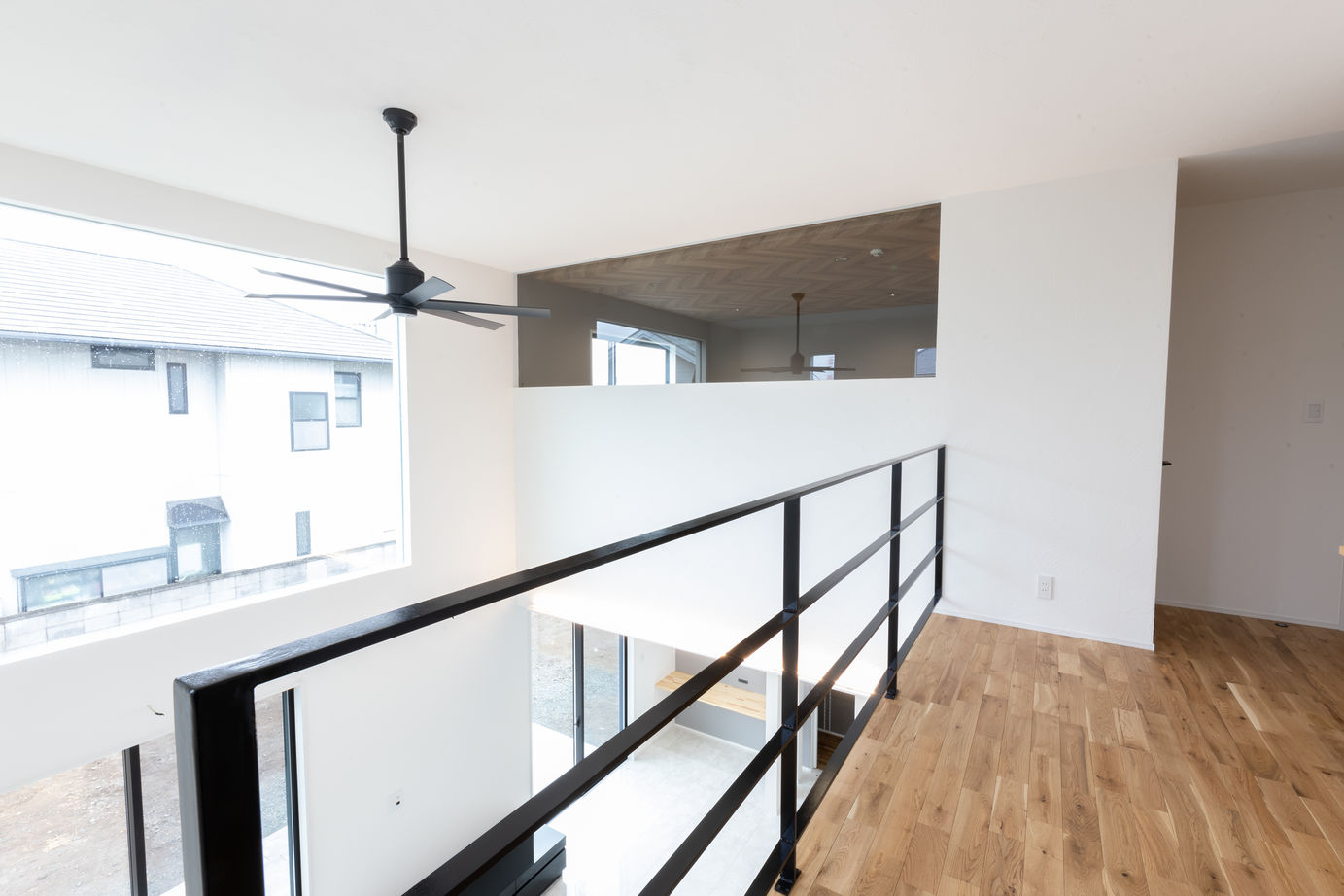 SAMATA 【2650万円/36.3坪/間取り図あり】吹き抜けから光が降り注ぐリゾートを彷彿させる家の建築実例画像5