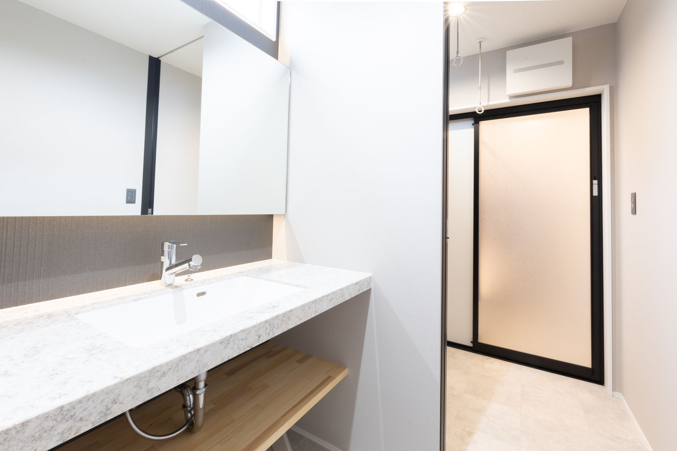 SAMATA 【2650万円/36.3坪/間取り図あり】吹き抜けから光が降り注ぐリゾートを彷彿させる家の建築実例画像7