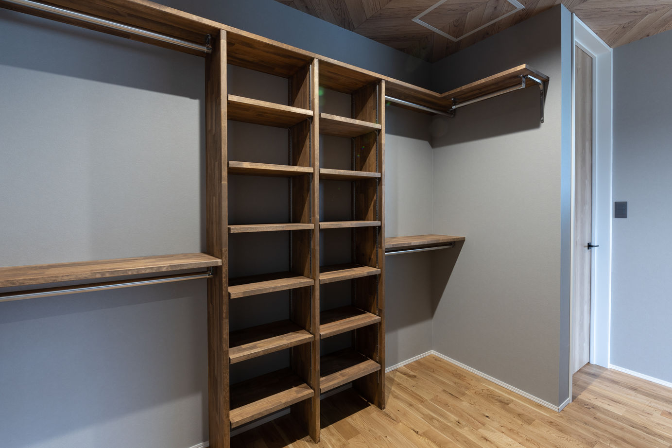 SAMATA 【2650万円/36.3坪/間取り図あり】吹き抜けから光が降り注ぐリゾートを彷彿させる家の建築実例画像9