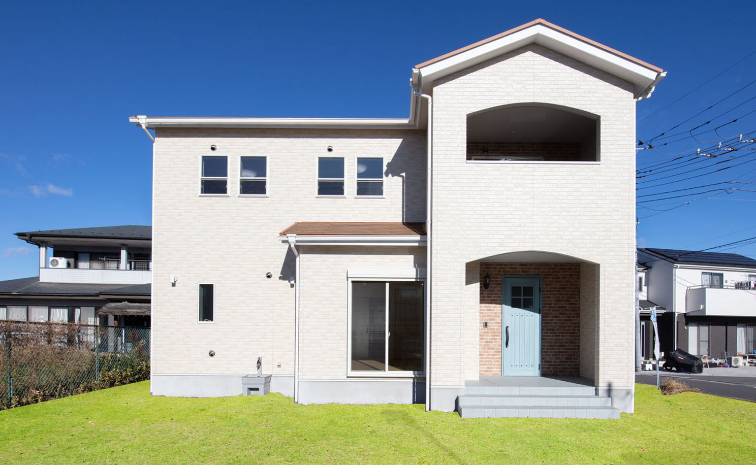 SAMATA 【2150万円/36.3坪/間取り図あり】アクセントクロスを使ったナチュラルテイストな大人かわいい家の建築実例画像1