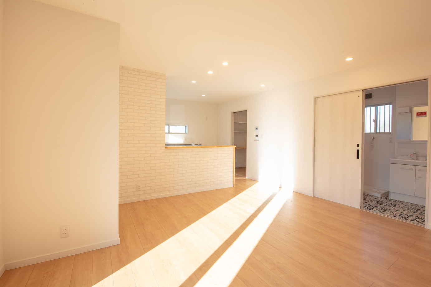 SAMATA 【2150万円/36.3坪/間取り図あり】アクセントクロスを使ったナチュラルテイストな大人かわいい家の建築実例画像4