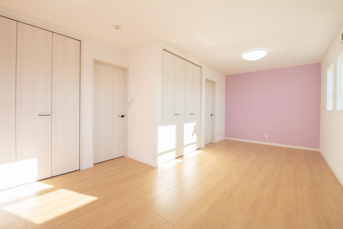 SAMATA 【2150万円/36.3坪/間取り図あり】アクセントクロスを使ったナチュラルテイストな大人かわいい家の建築実例画像8