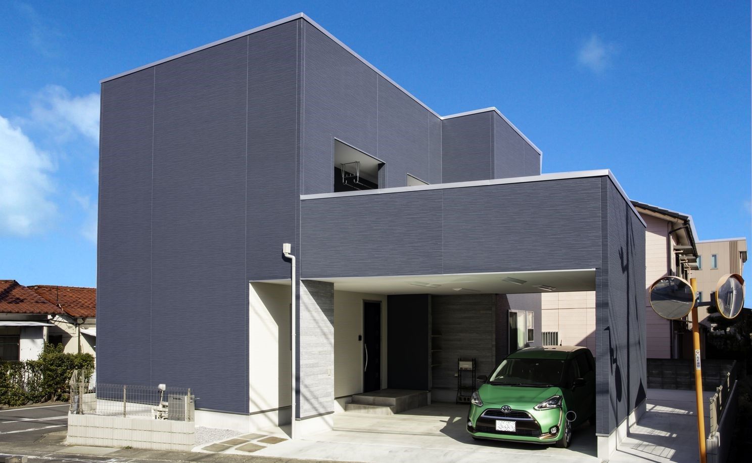 SAMATA 【2635万円/51.5坪/間取り図あり】インナーガレージと書庫のある、暮らしも趣味も楽しむ家の建築実例画像1