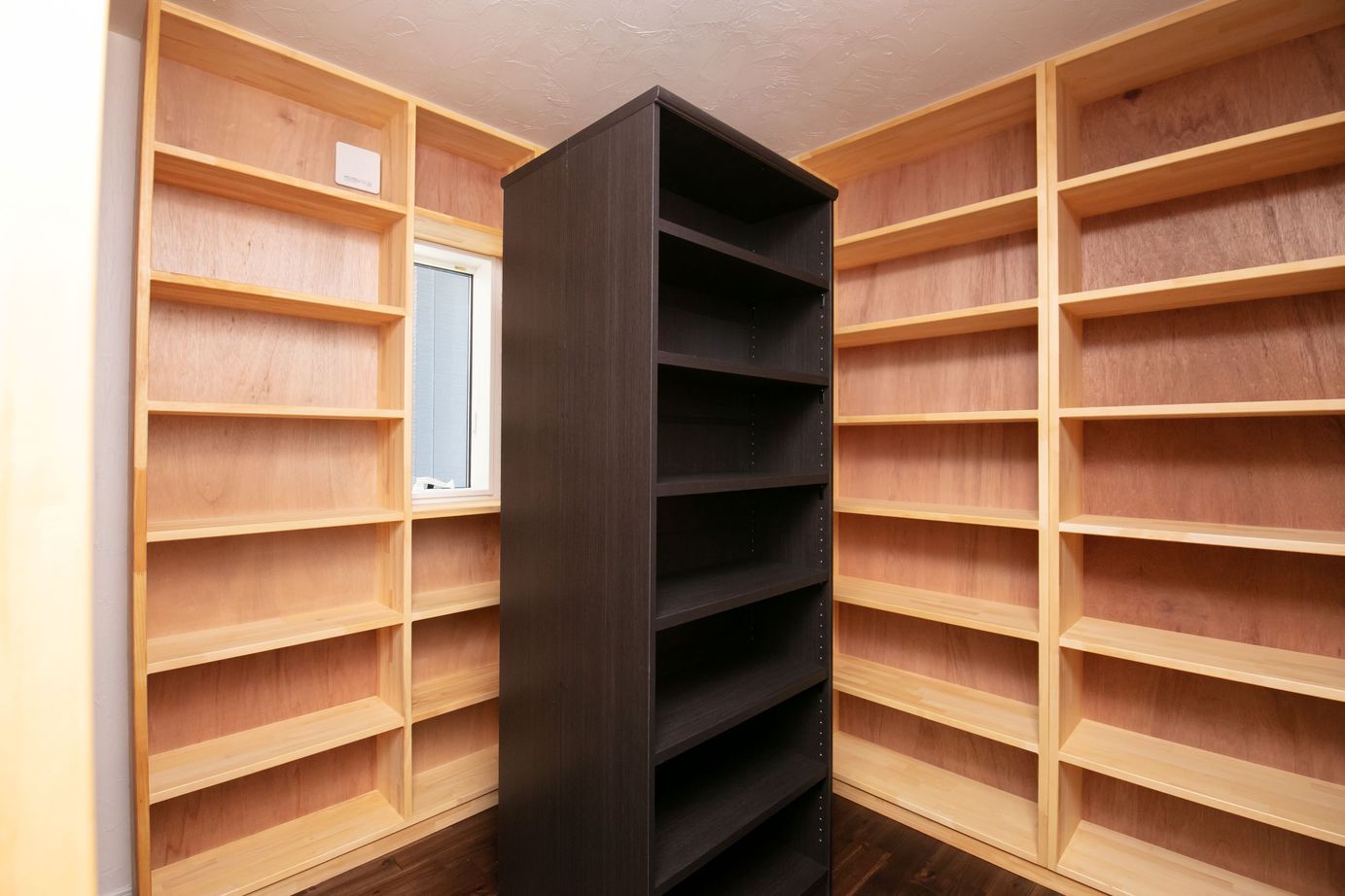 SAMATA 【2635万円/51.5坪/間取り図あり】インナーガレージと書庫のある、暮らしも趣味も楽しむ家の建築実例画像6