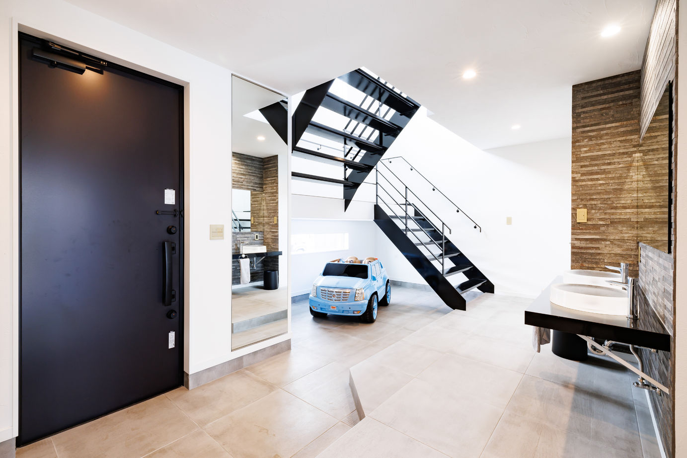 SAMATA 【4000万円/52.3坪/間取り図あり】洗練された外観に遊び心満載のガレージハウスの建築実例画像2