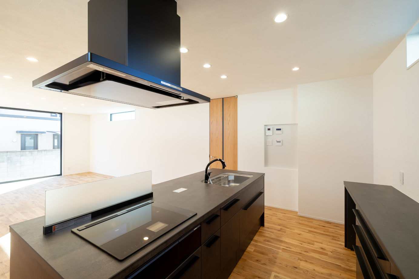 SAMATA 【3568万円/38.1坪/間取り図あり】落ち着きと高級感のあるグレージュの塗り壁の家の建築実例画像2