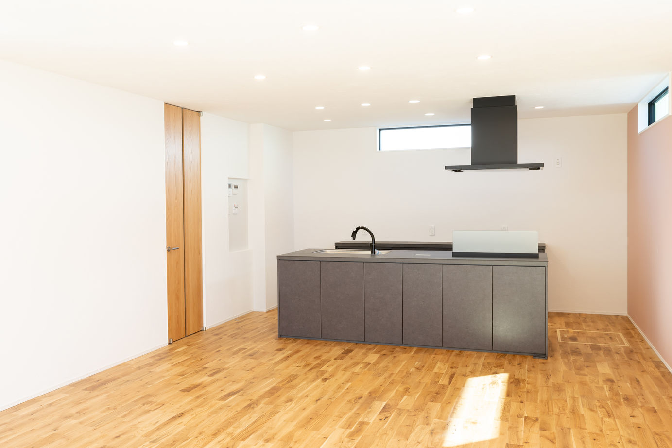 SAMATA 【3568万円/38.1坪/間取り図あり】落ち着きと高級感のあるグレージュの塗り壁の家の建築実例画像3