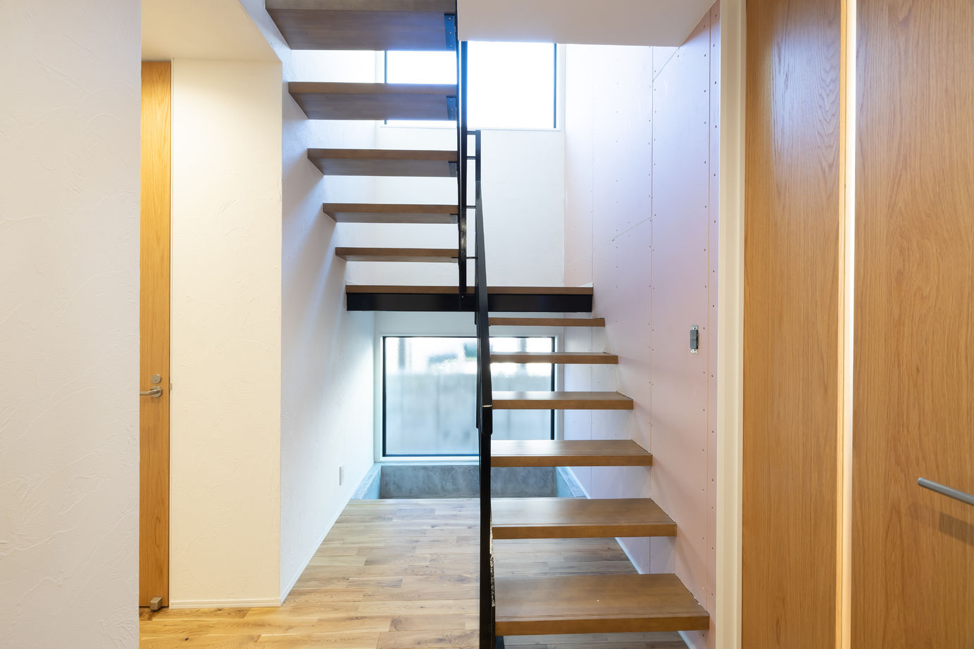 SAMATA 【3568万円/38.1坪/間取り図あり】落ち着きと高級感のあるグレージュの塗り壁の家の建築実例画像5