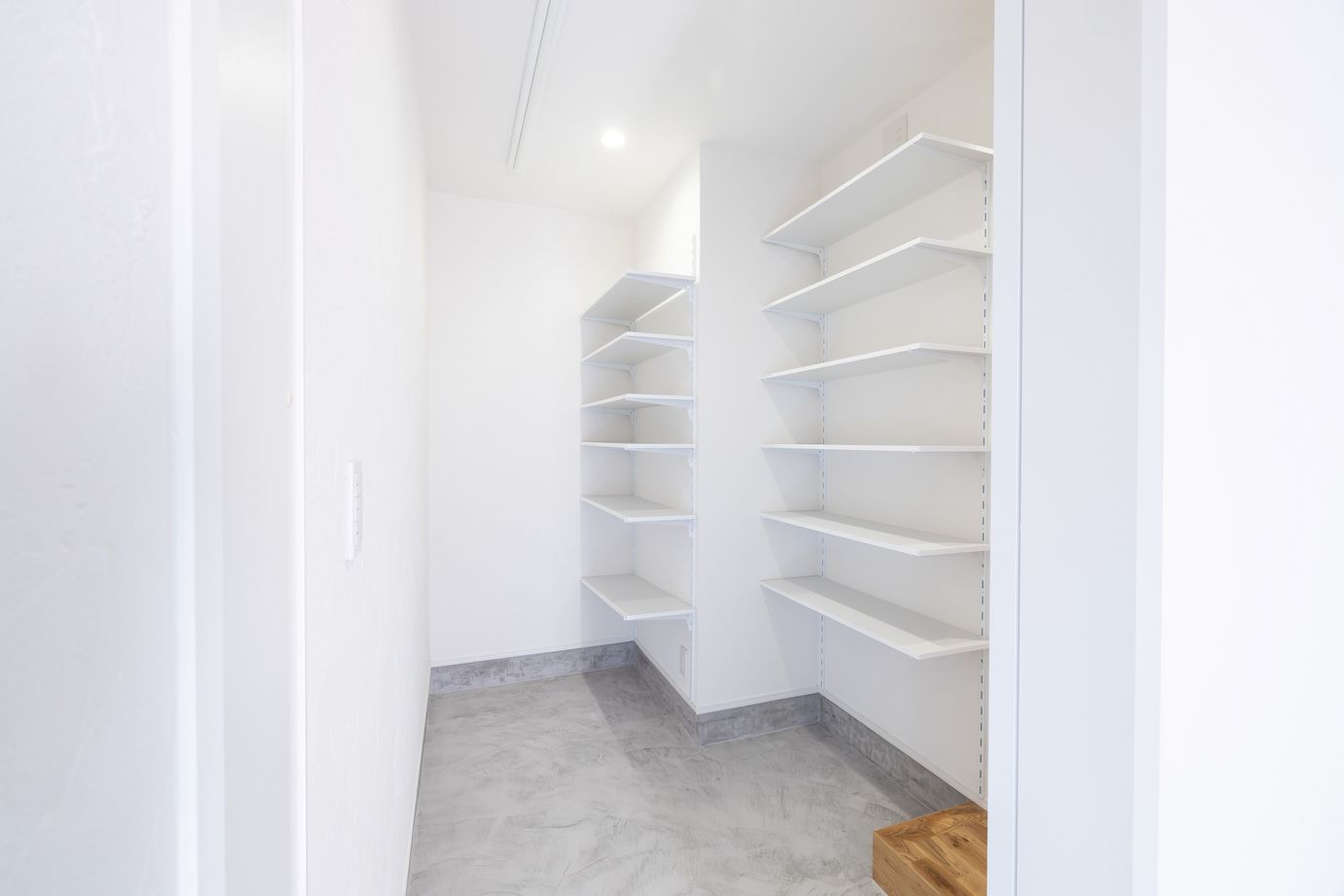 SAMATA 【3568万円/38.1坪/間取り図あり】落ち着きと高級感のあるグレージュの塗り壁の家の建築実例画像6