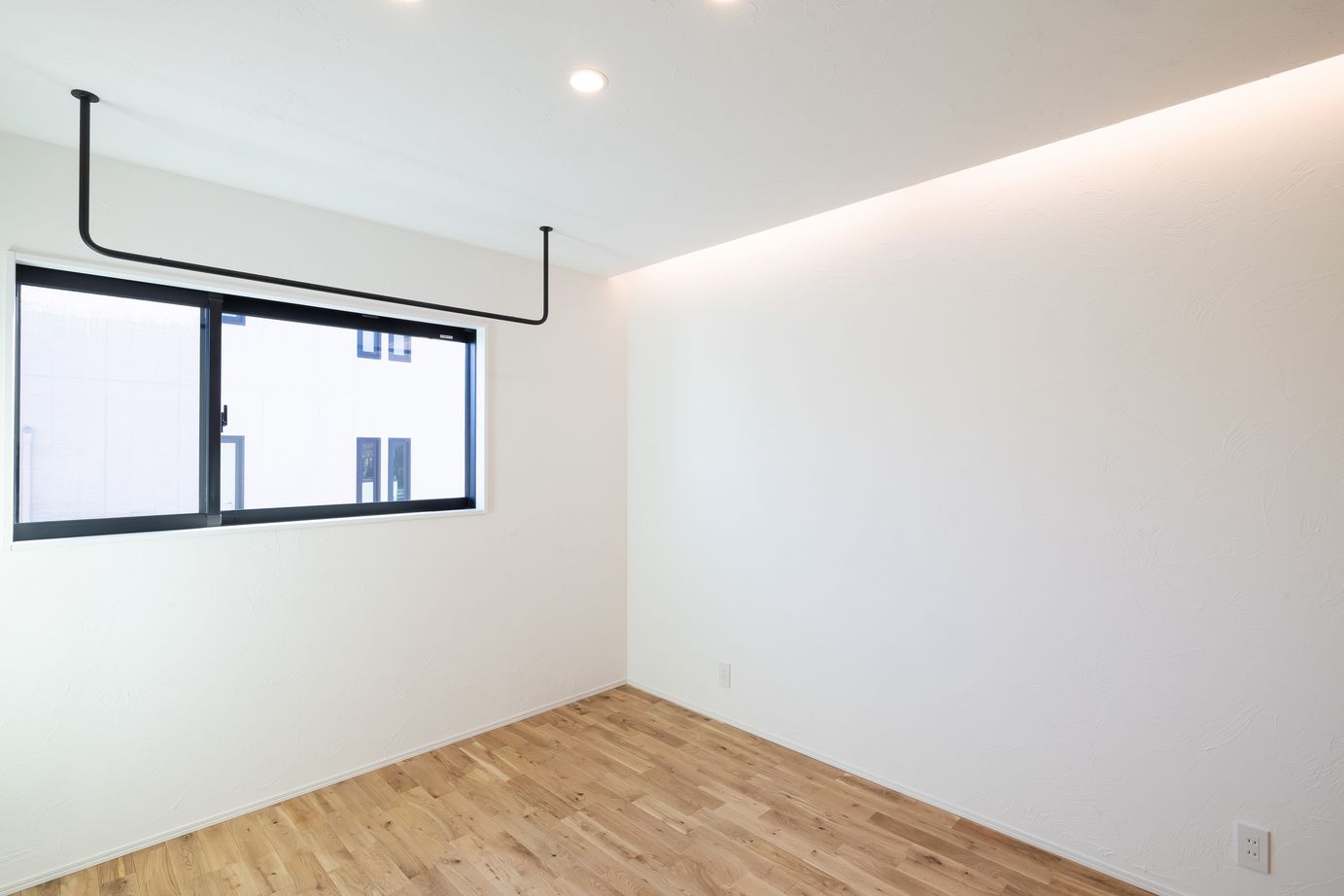 SAMATA 【3568万円/38.1坪/間取り図あり】落ち着きと高級感のあるグレージュの塗り壁の家の建築実例画像9