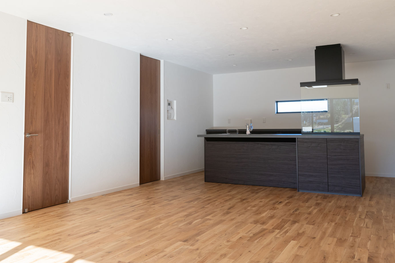 SAMATA 【平屋/3320万円/35.8坪/間取り図あり】BLACK×子育て世帯の約36坪の平屋の建築実例画像2