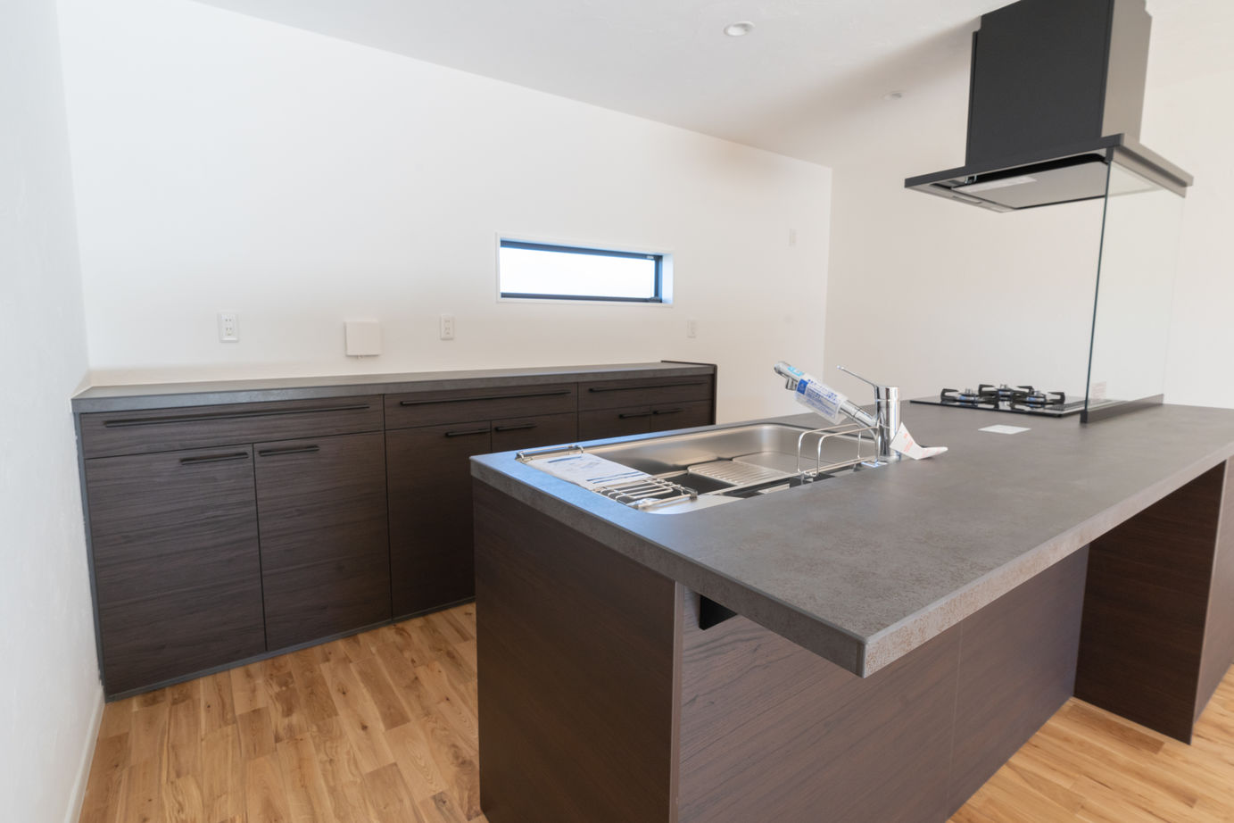 SAMATA 【平屋/3320万円/35.8坪/間取り図あり】BLACK×子育て世帯の約36坪の平屋の建築実例画像3