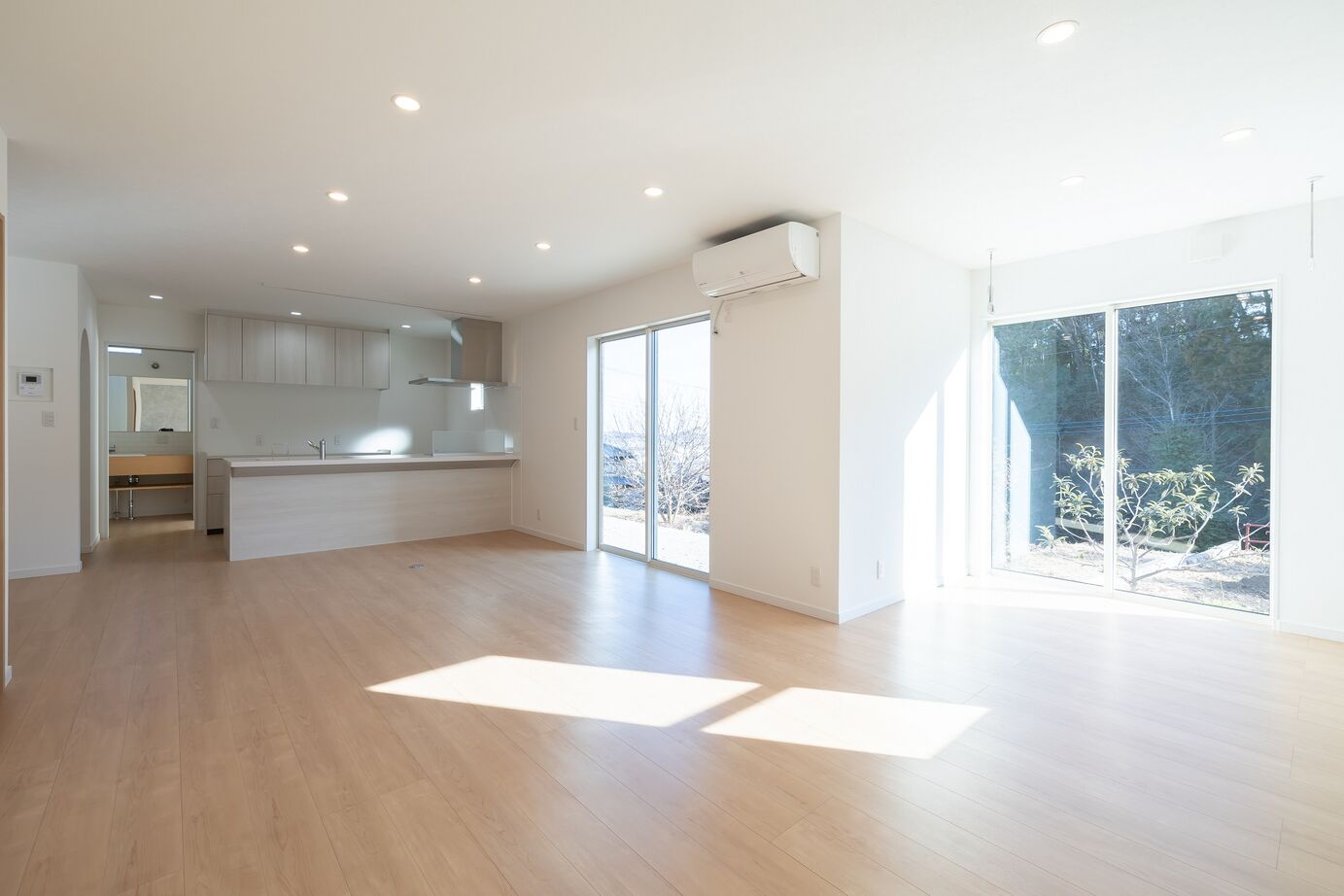 SAMATA 【2489万円/42.08坪/間取り図あり】水回り動線とランドリーで家事ラクな間取りのお家の建築実例画像2