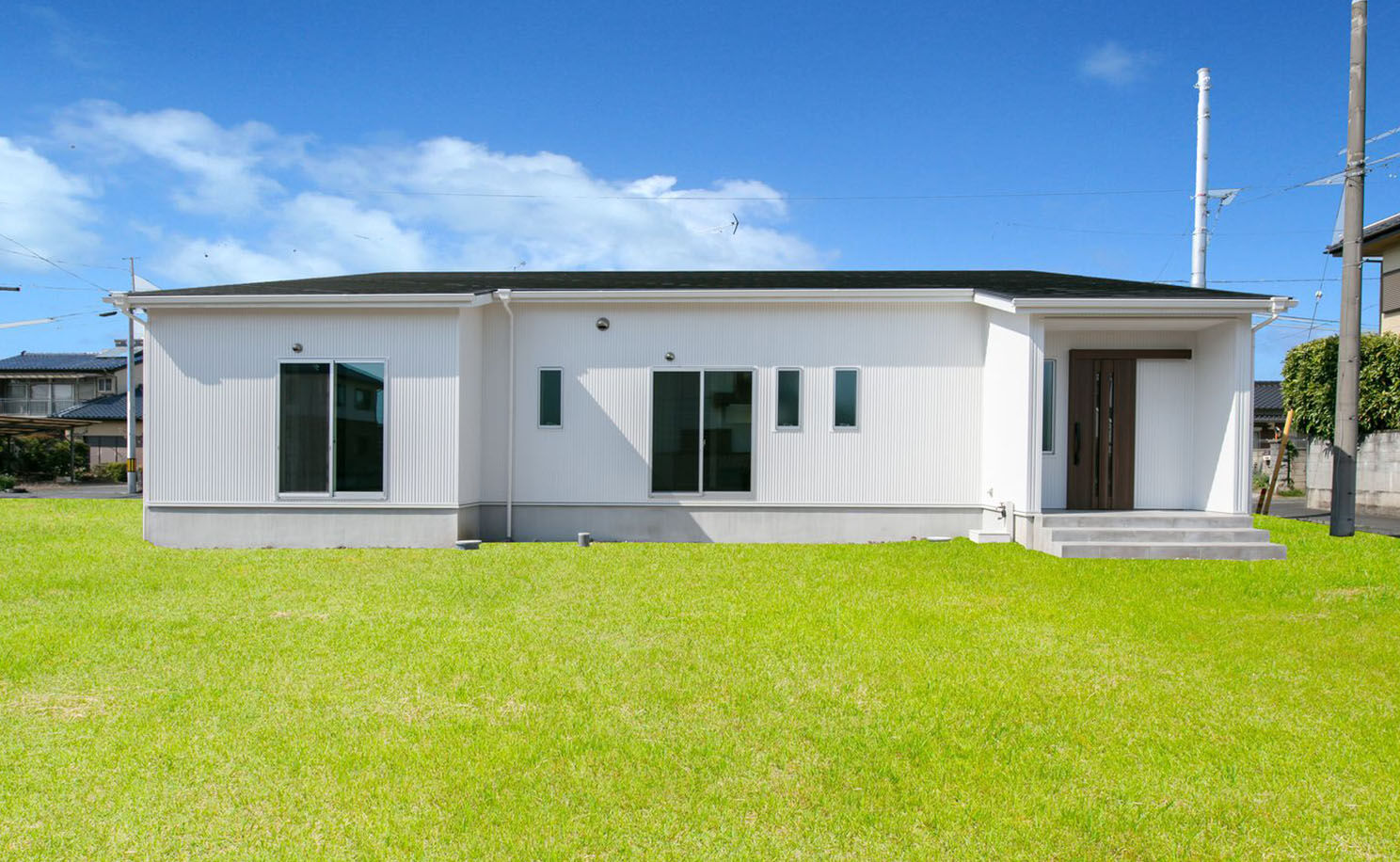 SAMATA 【2595万円/31.81坪/間取り図あり】無垢材と塗り壁を調和させた、すっきりと無駄を感じさせない平屋の建築実例画像1