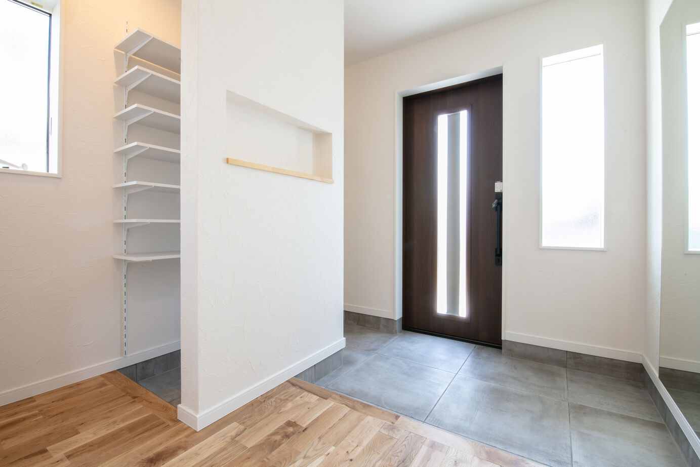 SAMATA 【2595万円/31.81坪/間取り図あり】無垢材と塗り壁を調和させた、すっきりと無駄を感じさせない平屋の建築実例画像2