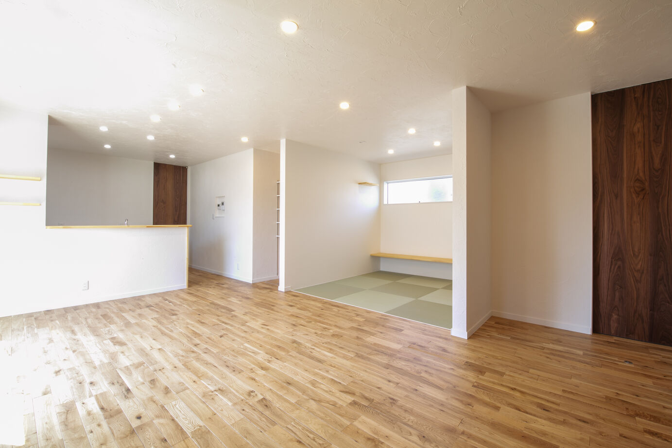 SAMATA 【2595万円/31.81坪/間取り図あり】無垢材と塗り壁を調和させた、すっきりと無駄を感じさせない平屋の建築実例画像3