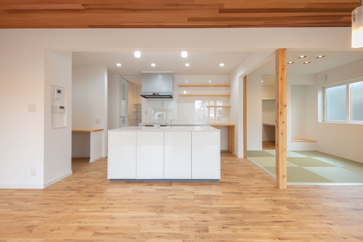 SAMATA 【3,219万円/41.32坪】アイランドキッチンを中心とした、家族がつながる住まいの建築実例画像2