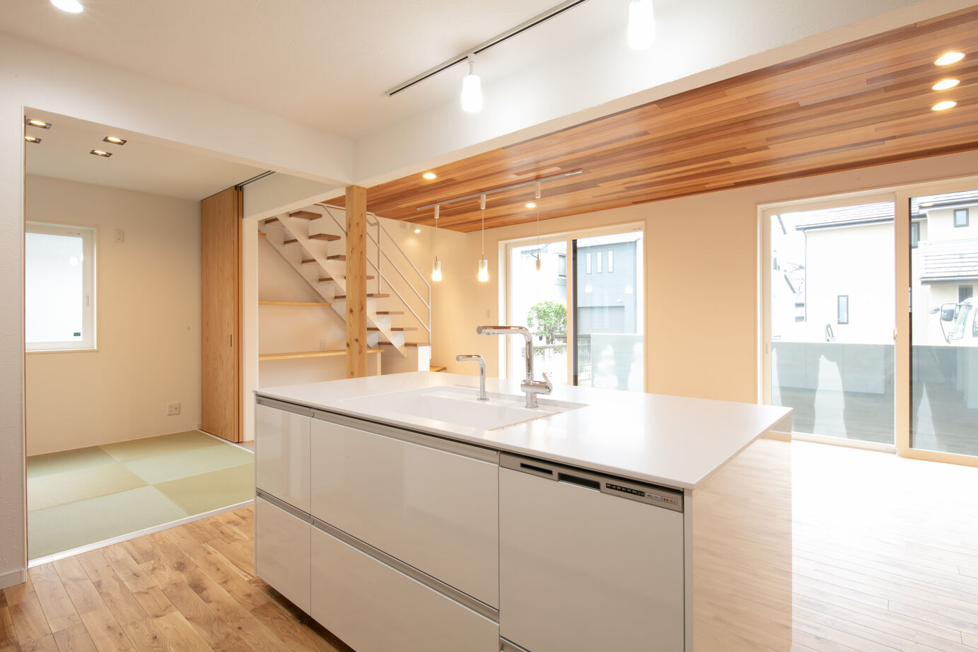 SAMATA 【3,219万円/41.32坪】アイランドキッチンを中心とした、家族がつながる住まいの建築実例画像3