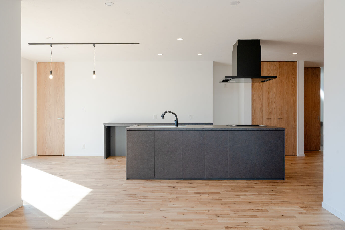 SAMATA 【3,448万円/35.06坪】２８畳広々リビングと横並びダイニングがある家 の建築実例画像2