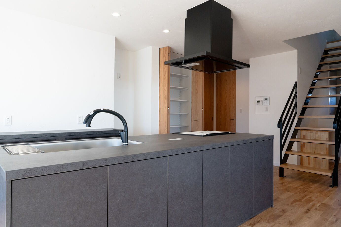 SAMATA 【3,448万円/35.06坪】２８畳広々リビングと横並びダイニングがある家 の建築実例画像3