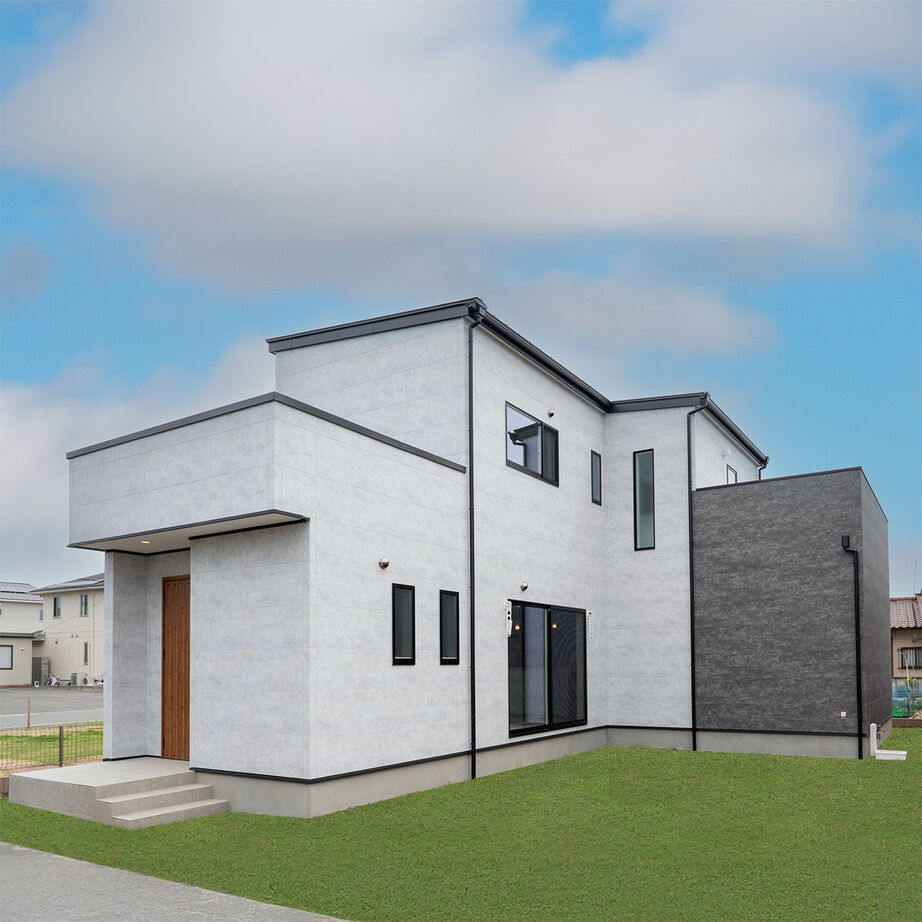 SAMATA 【2782万円/31.93坪/間取り図あり】白とグレーを基調に、アクセントクロスが映える家の建築実例画像1