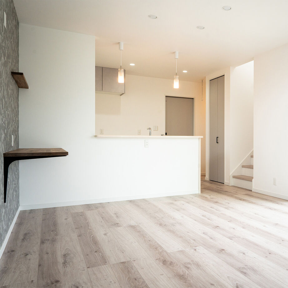 SAMATA 【2782万円/31.93坪/間取り図あり】白とグレーを基調に、アクセントクロスが映える家の建築実例画像3