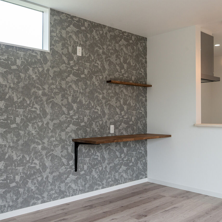 SAMATA 【2782万円/31.93坪/間取り図あり】白とグレーを基調に、アクセントクロスが映える家の建築実例画像4