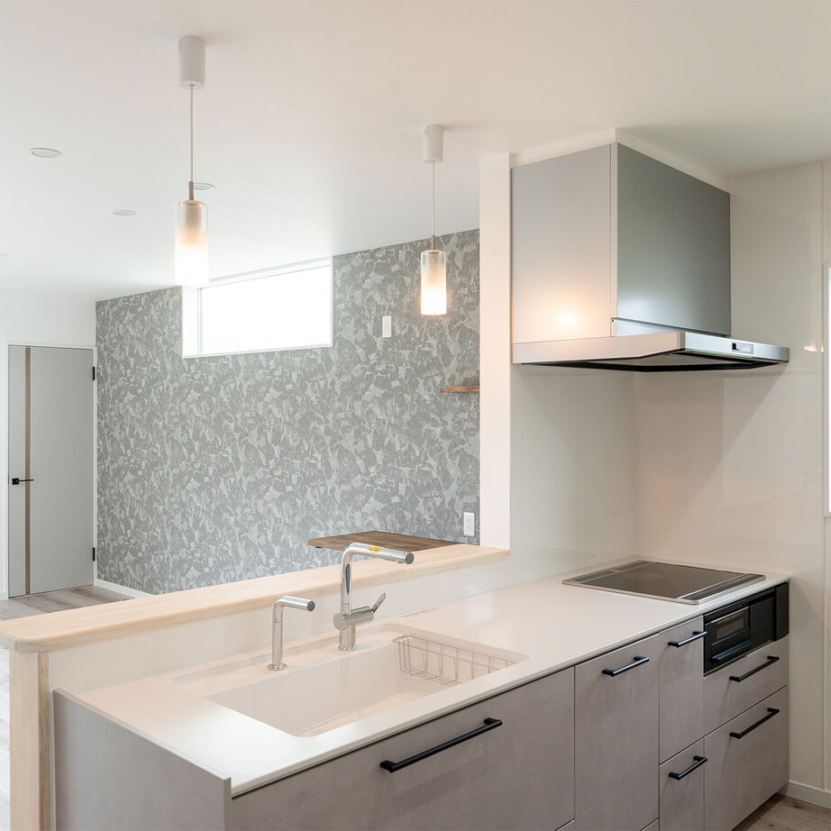 SAMATA 【2782万円/31.93坪/間取り図あり】白とグレーを基調に、アクセントクロスが映える家の建築実例画像5