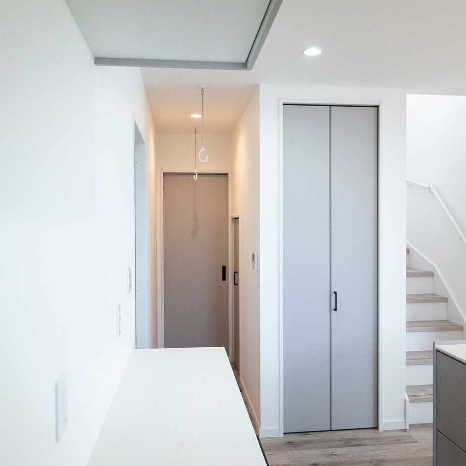 SAMATA 【2782万円/31.93坪/間取り図あり】白とグレーを基調に、アクセントクロスが映える家の建築実例画像6