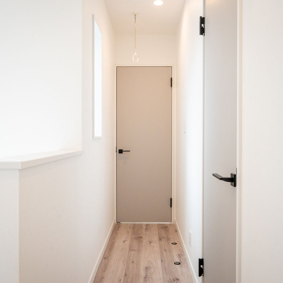 SAMATA 【2782万円/31.93坪/間取り図あり】白とグレーを基調に、アクセントクロスが映える家の建築実例画像9