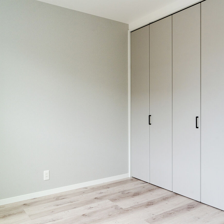 SAMATA 【2782万円/31.93坪/間取り図あり】白とグレーを基調に、アクセントクロスが映える家の建築実例画像10