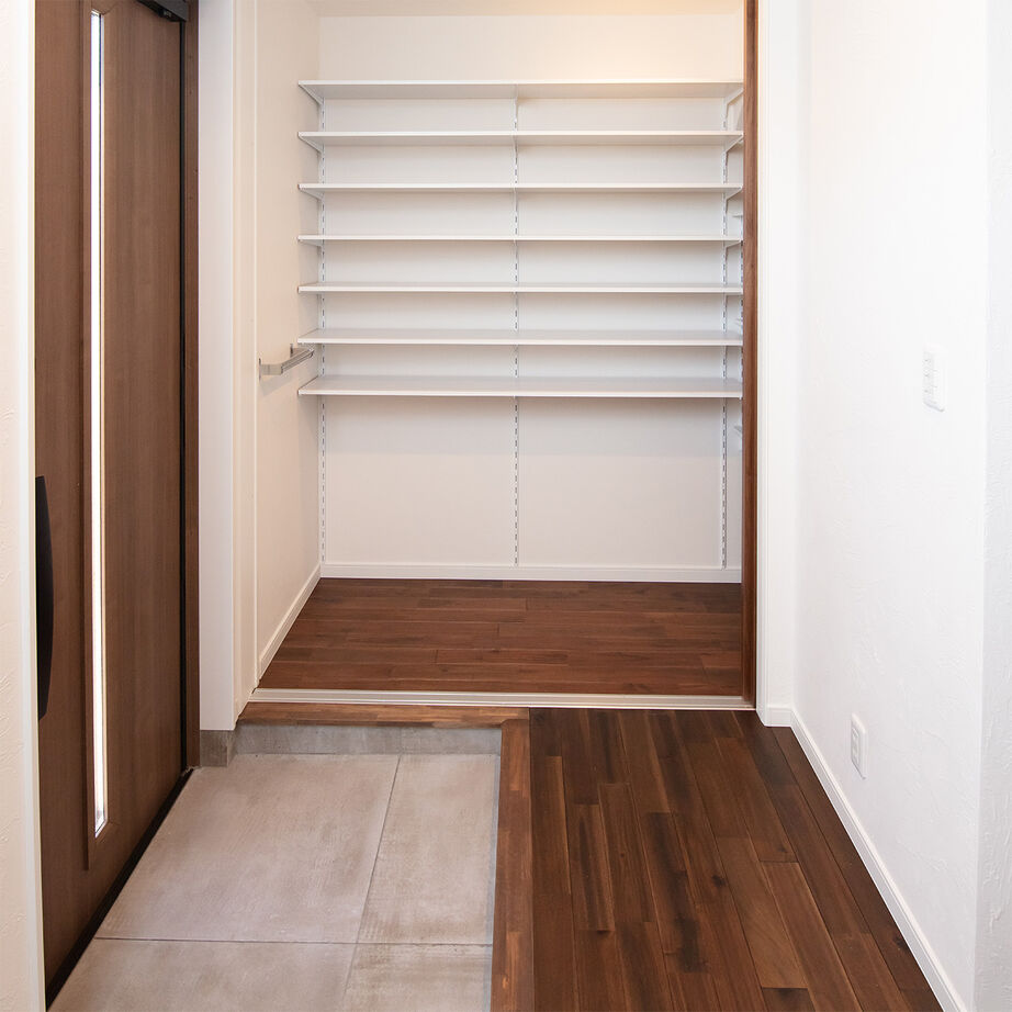 SAMATA 【2450万円/38.4坪】吹き抜けの三連窓から光が降り注ぐ、開放感あふれる住まいの建築実例画像2