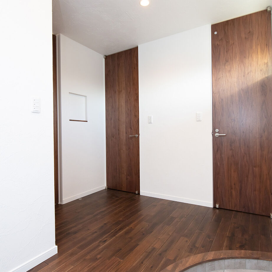 SAMATA 【2450万円/38.4坪】吹き抜けの三連窓から光が降り注ぐ、開放感あふれる住まいの建築実例画像3