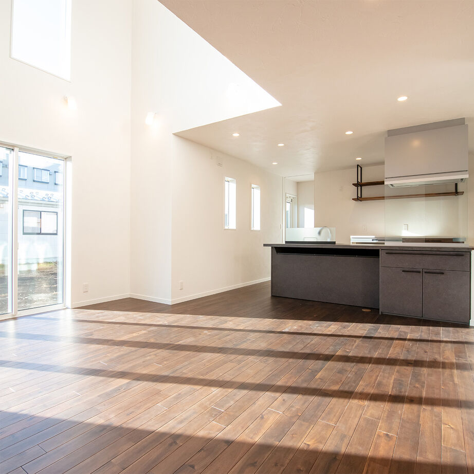 SAMATA 【2450万円/38.4坪】吹き抜けの三連窓から光が降り注ぐ、開放感あふれる住まいの建築実例画像4