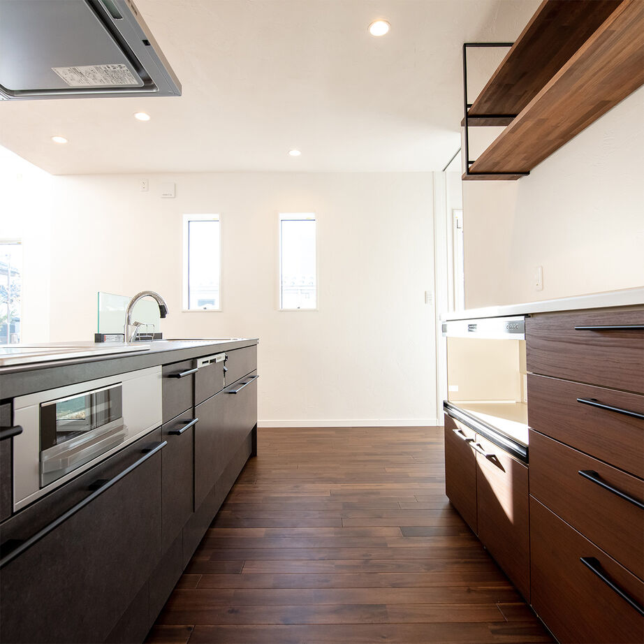 SAMATA 【2450万円/38.4坪】吹き抜けの三連窓から光が降り注ぐ、開放感あふれる住まいの建築実例画像5